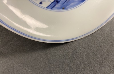 Een Chinese blauw-witte 'Drie vrienden van de winter' schotel, Xuande mark, Kangxi